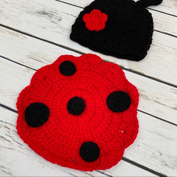 Newborn Baby Crochet Ladybug Outfit Photo Prop - Picture 13 of 16
